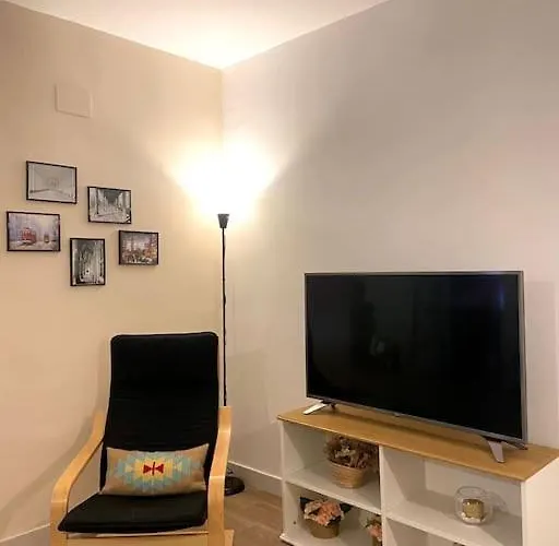 Vivienda Entre Patios E Iglesias De アパート *